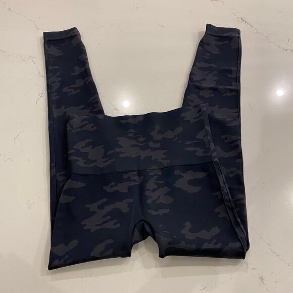 NWT Spanx Look at Me Now Camo Black Leggings Size Medium - Picture 4 of 12